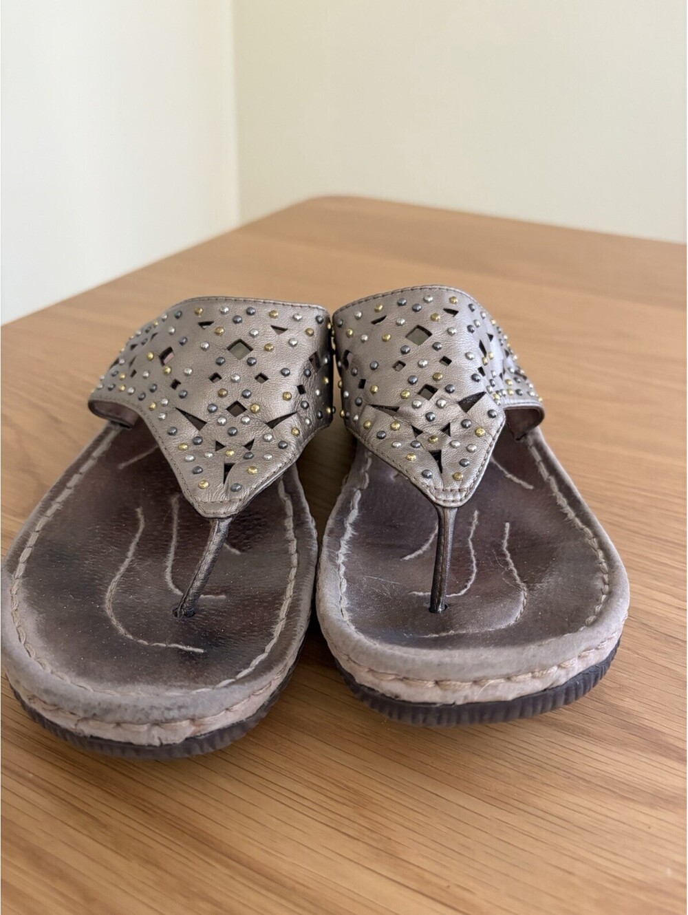 Clarks Artisan Women's Studded Gold Leather Thong Sandals Size 8.5M